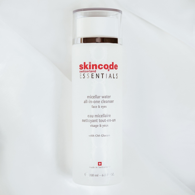 Skincode Essentials Micellar Water All In One Cleanser làm sạch sâu hiệu quả.