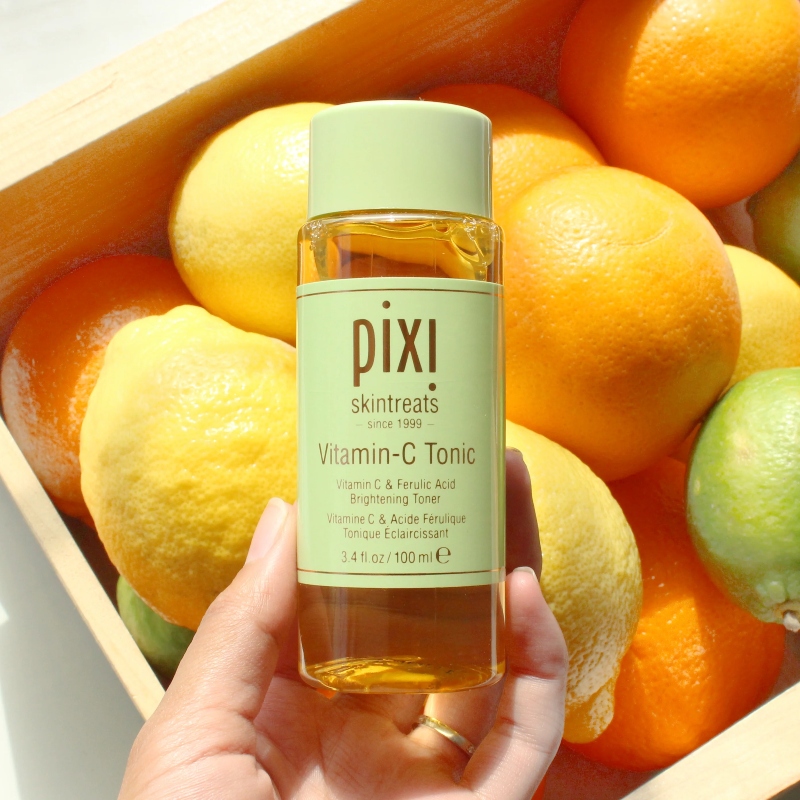 PIXI Vitamin C Tonic giúp làm giảm các đốm đen và sự đổi màu da.