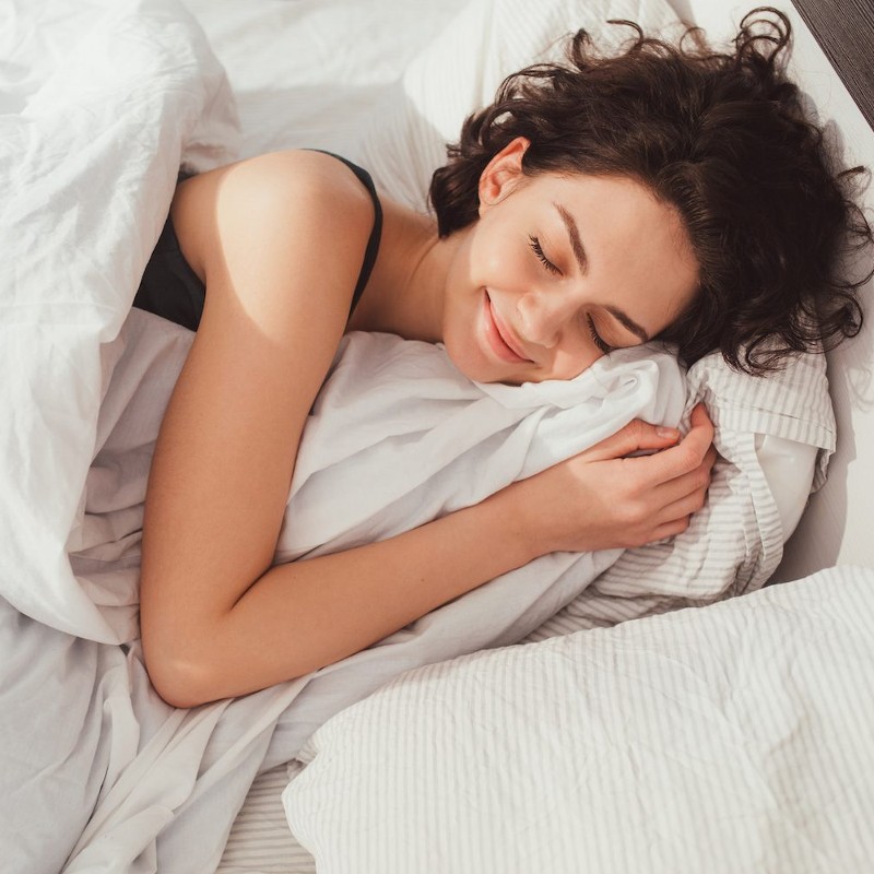 Ngủ đủ giấc giúp hạn chế các nếp nhăn khóe mắt và là chìa khóa để duy trì làn da tươi trẻ.