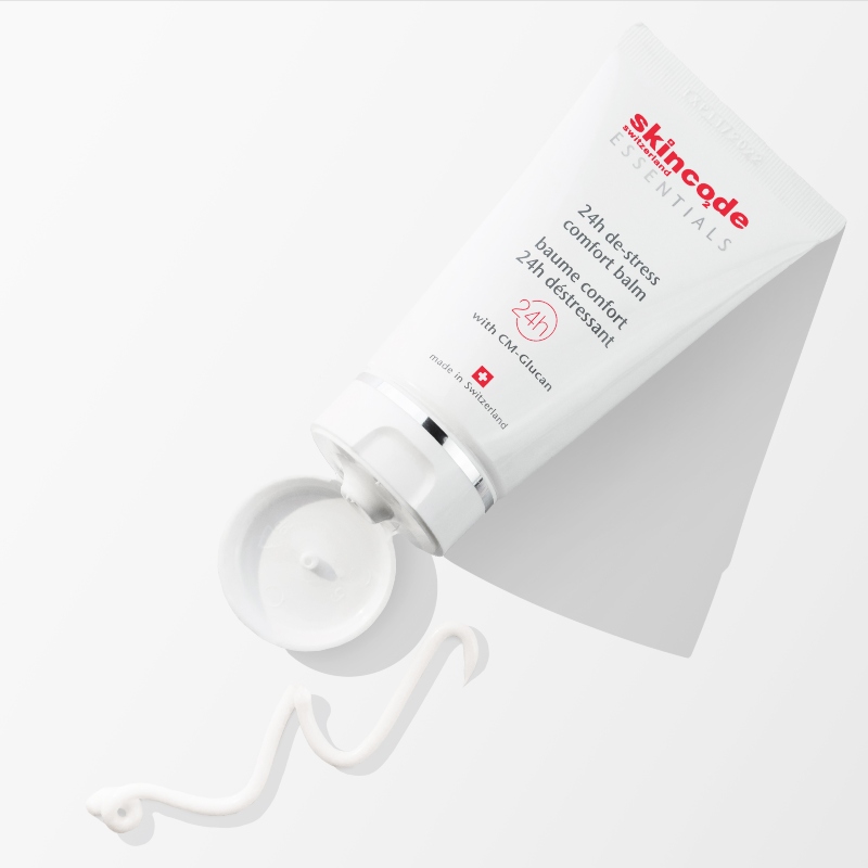 Skincode Essentials 24H De-Stress Comfort Balm phục hồi da cháy nắng nhanh chóng.