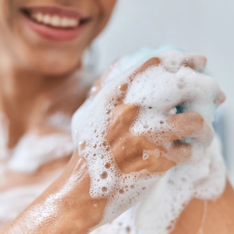 Sử dụng sữa tắm để làm sạch kem chống nắng trên cơ thể.