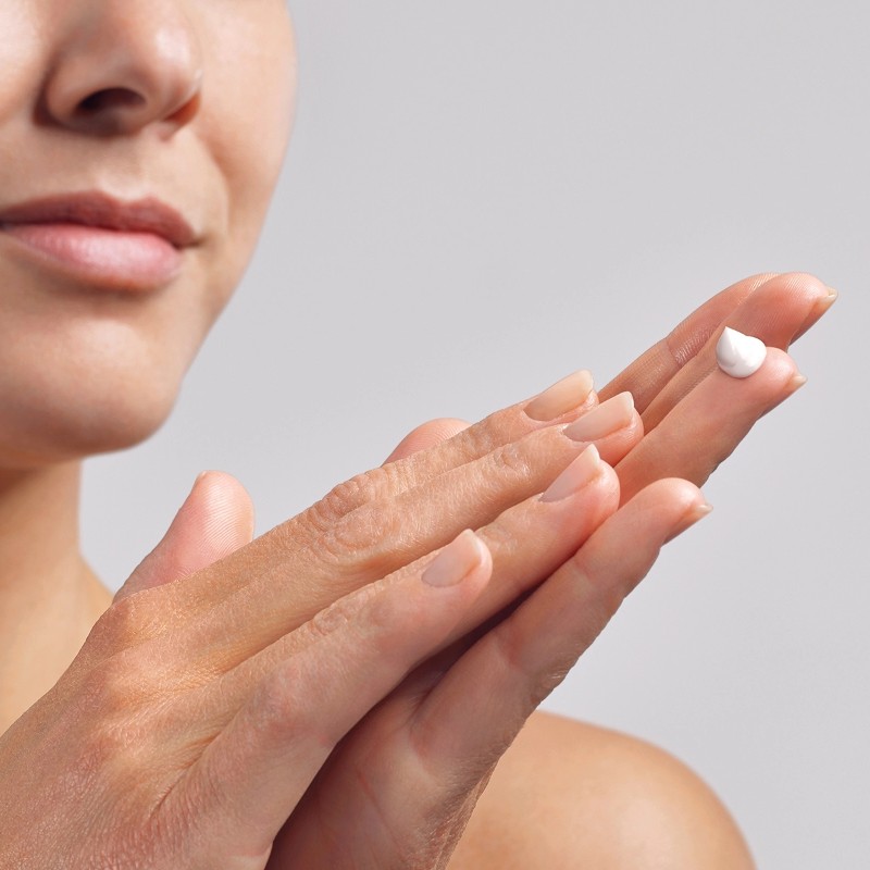 Kem dưỡng da tay là thứ bắt buộc để giữ cho làn da mỏng manh luôn mềm mại và không bị khô.
