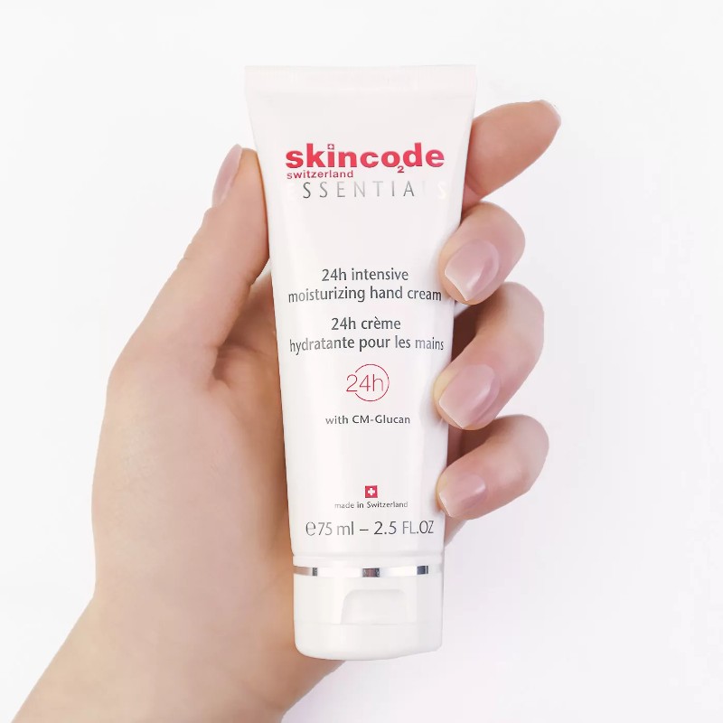 Skincode 24h Intensive Moisturizing Hand Cream bổ sung độ ẩm tức thì, nuôi dưỡng đôi tay dài lâu.
