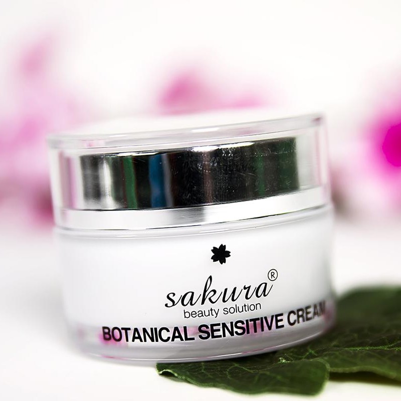 Sakura Botanical Sensitive Cream với hơn 98% thành phần chiết xuất thảo dược tự nhiên.