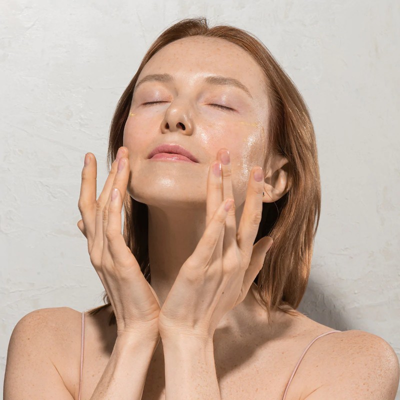 Khi thoa mặt nạ chỉ nên thoa một lớp mỏng, giúp da dễ dàng hấp thu các chất dinh dưỡng hơn.
