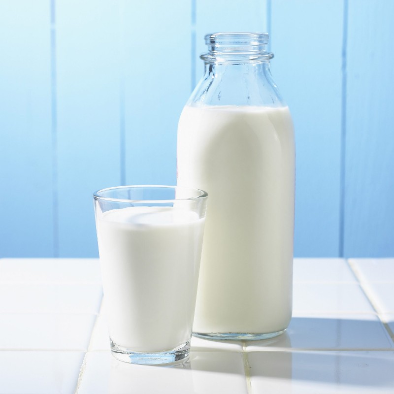 Axit lactic trong sữa có tác dụng tẩy trắng và làm mềm mịn da rất tốt.