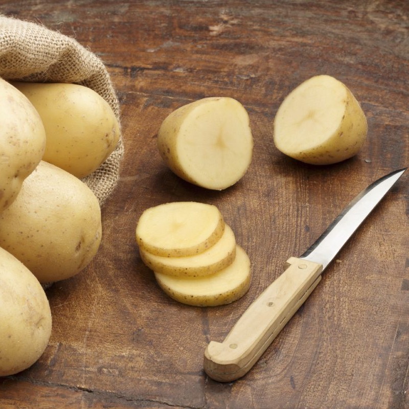 Khoai tây là một nguồn giàu enzyme catecholase giúp làm mờ vết thâm, sẹo mụn và sắc tố. 