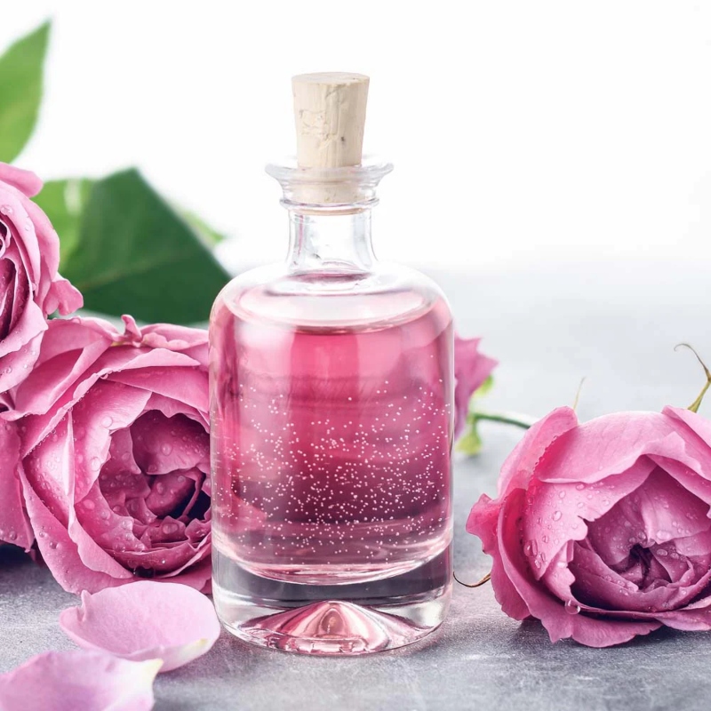 Nước hoa hồng chứa nhiều chất chống oxy hóa mạnh, giúp chống lại các gốc tự do gây hại cho làn da.