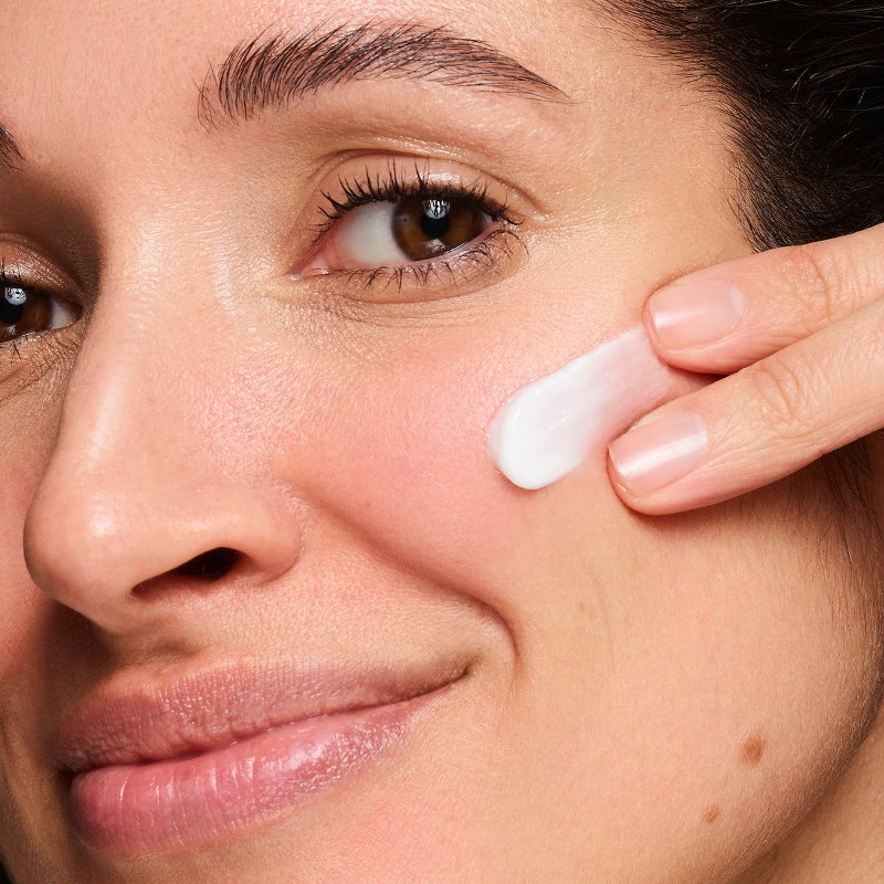 Thoa kem chống nắng mỗi ngày để bảo vệ da khỏi tia UV và các yếu tố có hại từ môi trường.