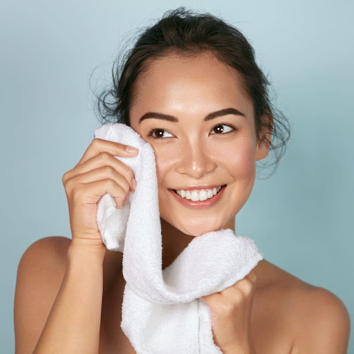 Da bị nhiễm corticoid thì nên ưu tiên làm sạch da mặt bằng muối sinh lý