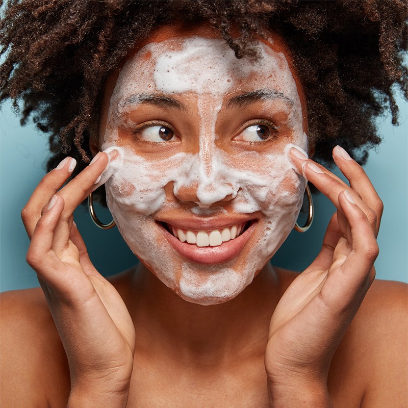 Công thức của sữa rửa mặt có thể tạo ra sự khác biệt đáng kể đối với sức khỏe và vẻ ngoài của làn da.
