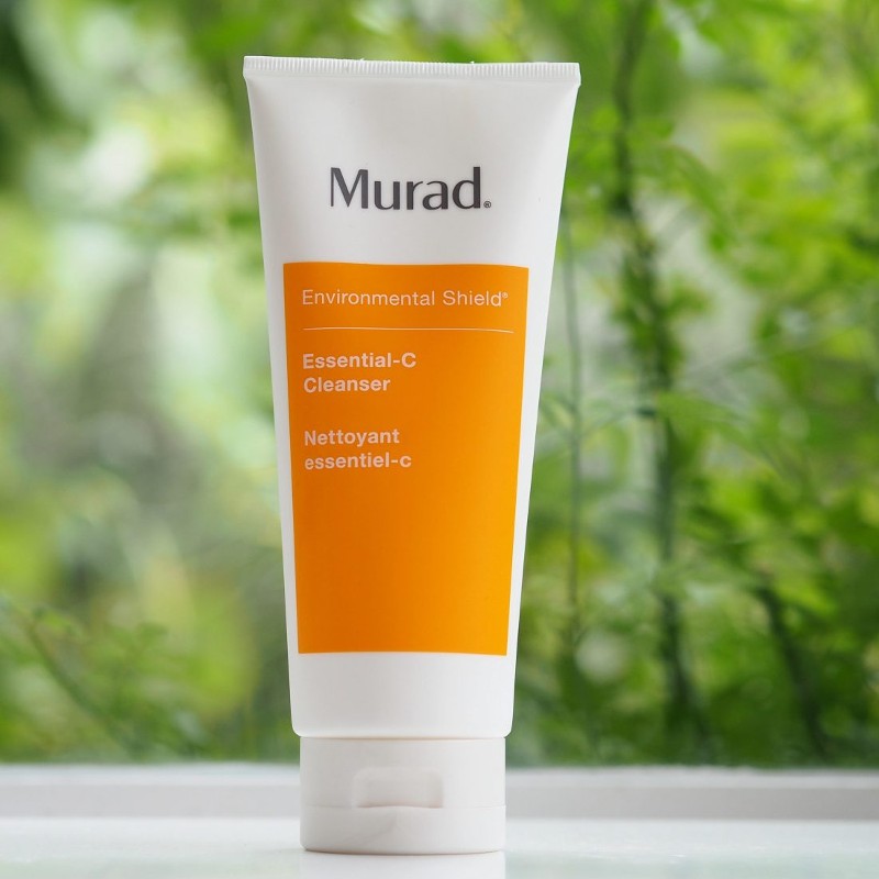 Murad Environmental Shield Essential-C Cleanser chứa vitamin A, C và E.