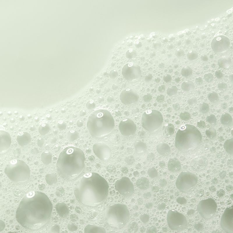 Sữa rửa mặt cần loại bỏ tích tụ của bụi bẩn nhưng vẫn giữ độ ẩm cho da.
