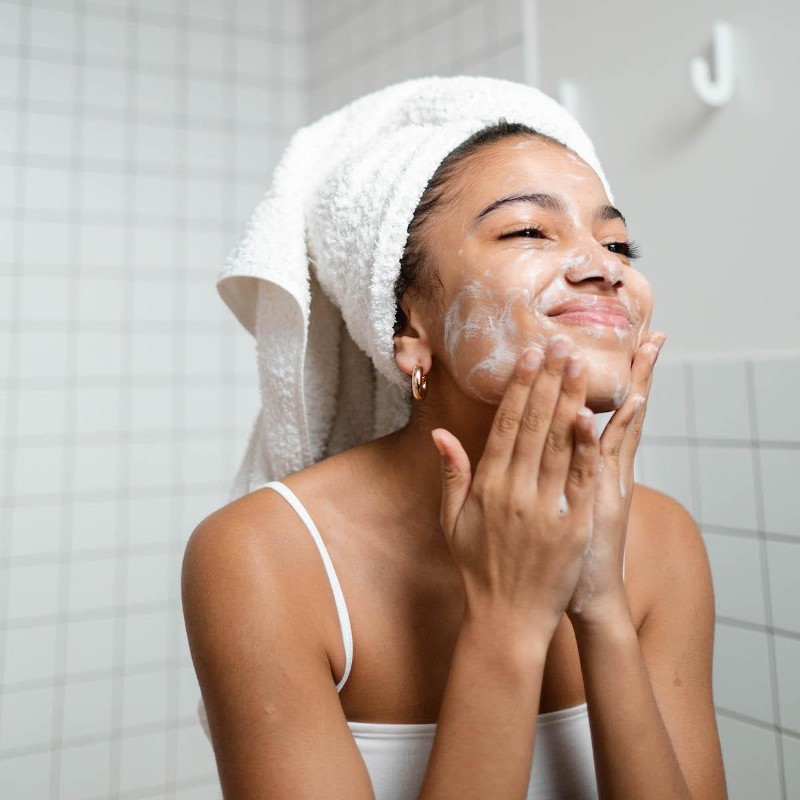 Rửa mặt theo hướng từ dưới lên sẽ giúp massage và nâng cơ mặt.