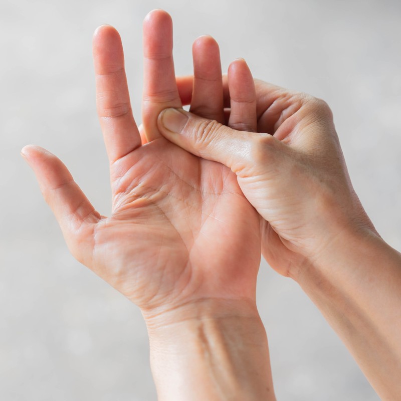 Chú ý massage từng ngón tay để dưỡng chất thẩm thấu tốt hơn.