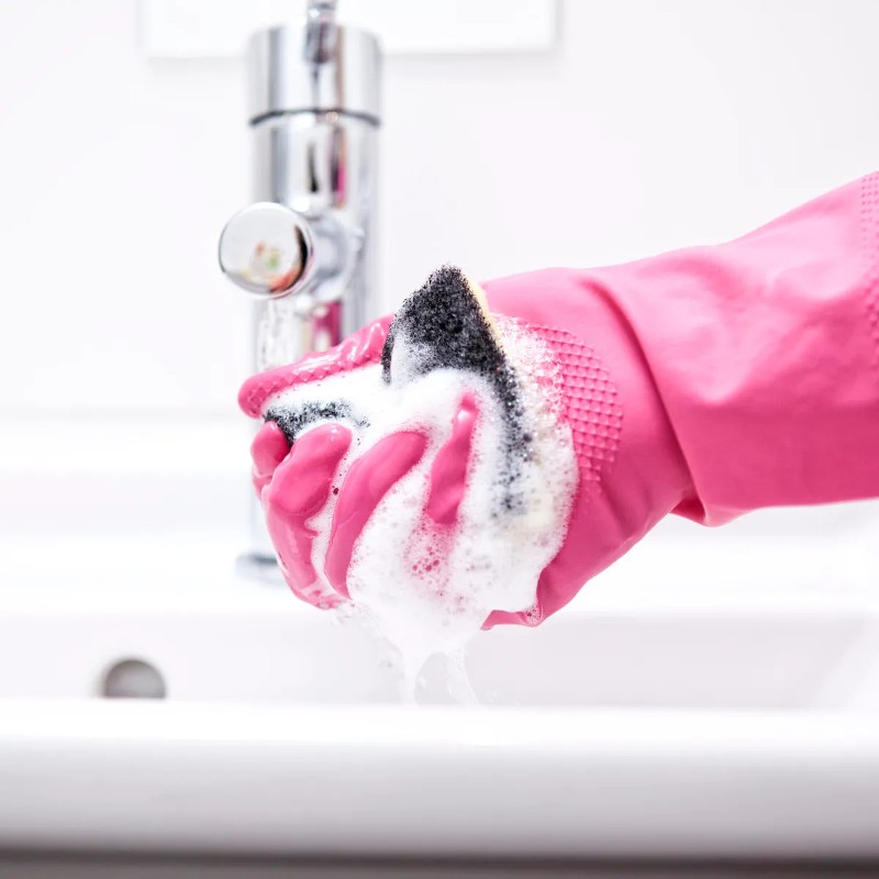 Đeo găng tay sẽ phần nào giúp hạn chế các tác động từ môi trường, chất tẩy rửa,...